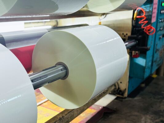 Film laminasi panas Film laminasi digital hingga 1600 mm Cocok untuk cetakan inkjet dan laser yang terbuat dari poliester (PET) atau BOPP