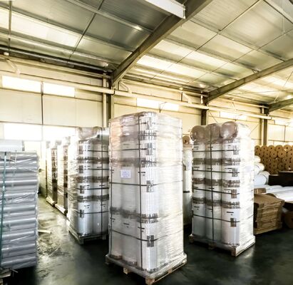 Film laminasi berkilau di atas 90 GU dengan tahan kelembaban dan perawatan Corona sisi ganda