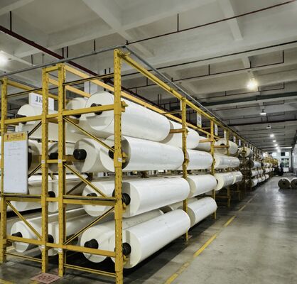 Film laminasi termal BOPP transparan dengan lem EVA dari Korea dan lebar 2200 mm untuk lapisan pelindung yang jelas