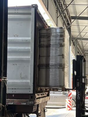 Film PET Metalized dengan ketahanan panas hingga 110 ° C, berat yang disesuaikan, dan permukaan reflektif halus untuk kemasan dan laminasi makanan