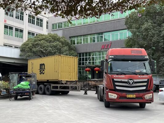 Film PET Metalized yang disesuaikan dengan ketahanan panas hingga 110 ° C dan permukaan reflektif halus untuk kemasan dan laminasi