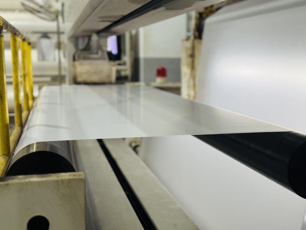 Film laminasi termal PET berwarna bening dengan kejelasan tinggi dan pemrosesan ekstrusi ganda untuk penggunaan profesional