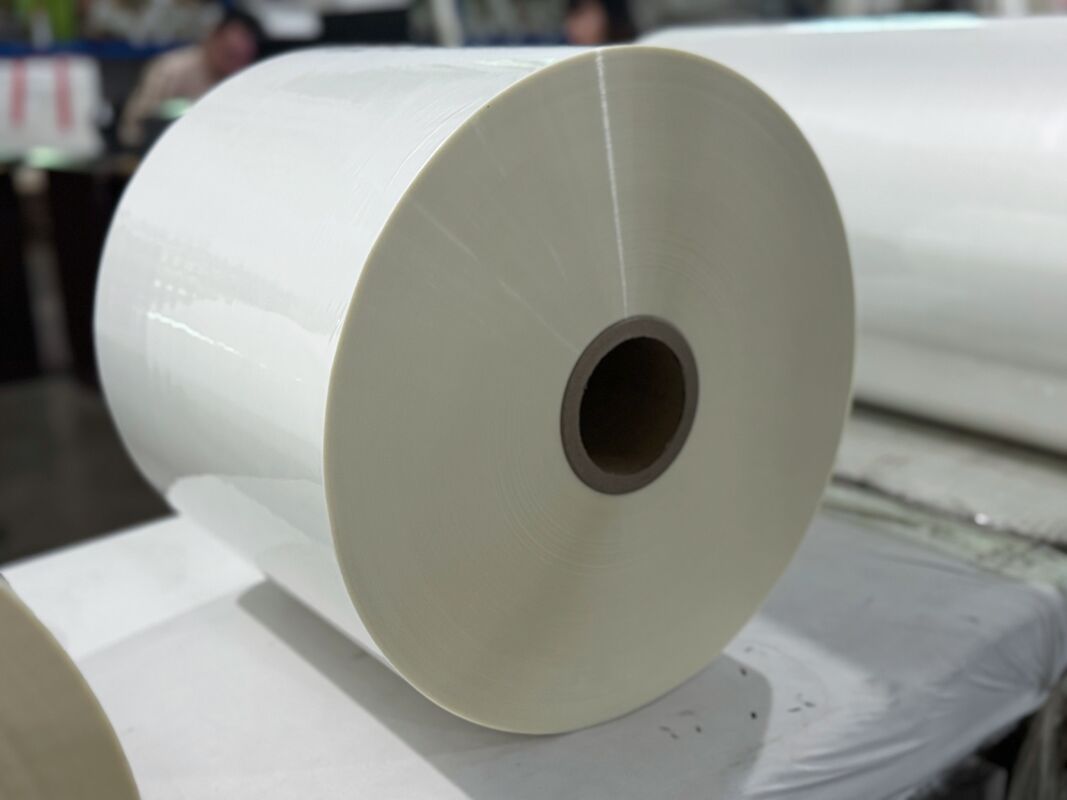 Film laminasi termal PET tahan goresan tahan air dengan akhir yang mengkilap untuk laminasi fotografi