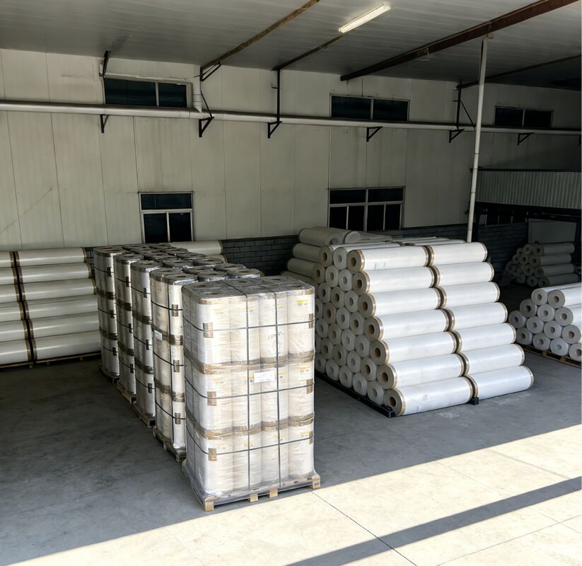 Film laminasi termal BOPP transparan dengan lem EVA dari Korea dan lebar 2200 mm untuk meningkatkan daya tahan kemasan