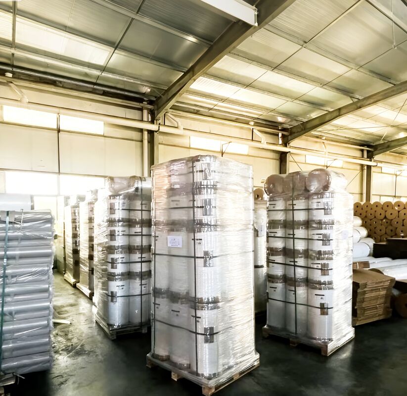 Film laminasi berkilau di atas 90 GU dengan tahan kelembaban dan perawatan Corona sisi ganda