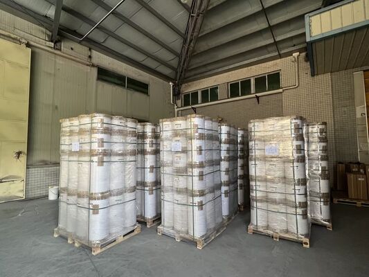 Film laminasi termal PET berkilau dengan lebar 2200 mm dan ketahanan suhu 130 °C untuk perlindungan yang lebih baik