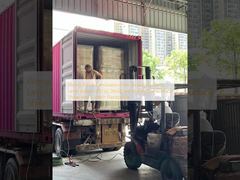 Film laminasi dengan hasil akhir mengkilap yang memberikan tingkat kilap di atas 90 GU, dirancang untuk meningkatkan kilau permukaan dan ketahanan gores.